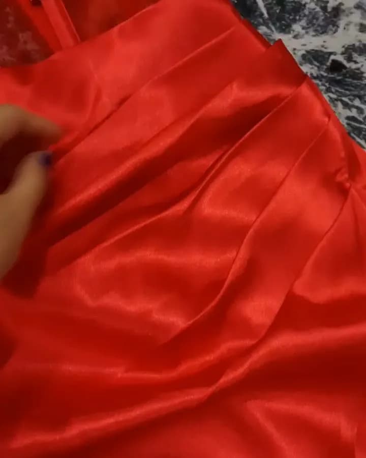 لباس شب سنگدوزی نامزدی، رنگ قرمز، جنس ساتن، بلند، یقه دکلته، آستینحلقه، چاکدار