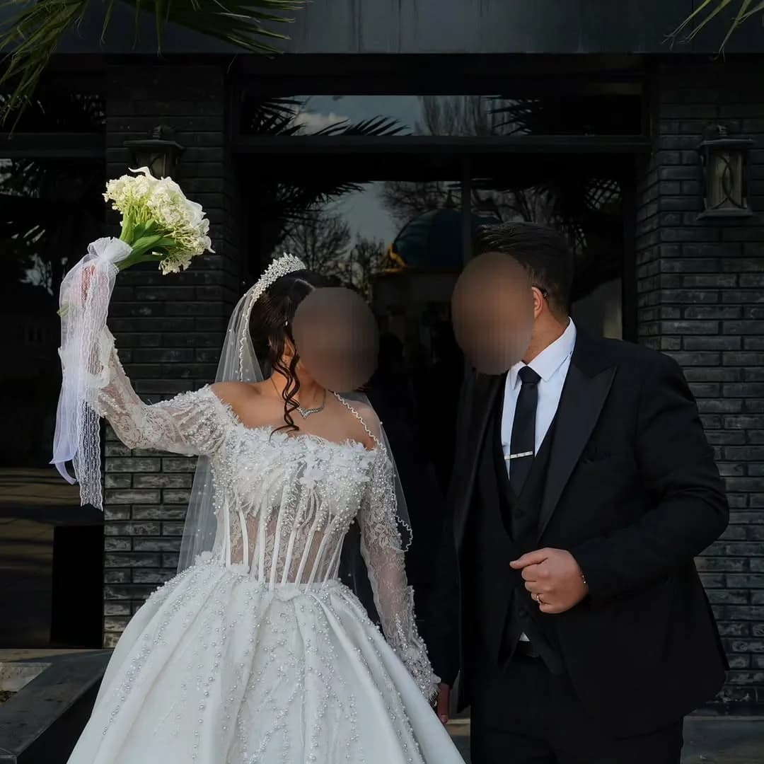 لباس عروس مزونی آستینسرخود، رنگ سفید و مشکی، جنس ساتن و حریر، طرح گلدوزی، بلند، یقه دکلته، آستین بلند، گشاد