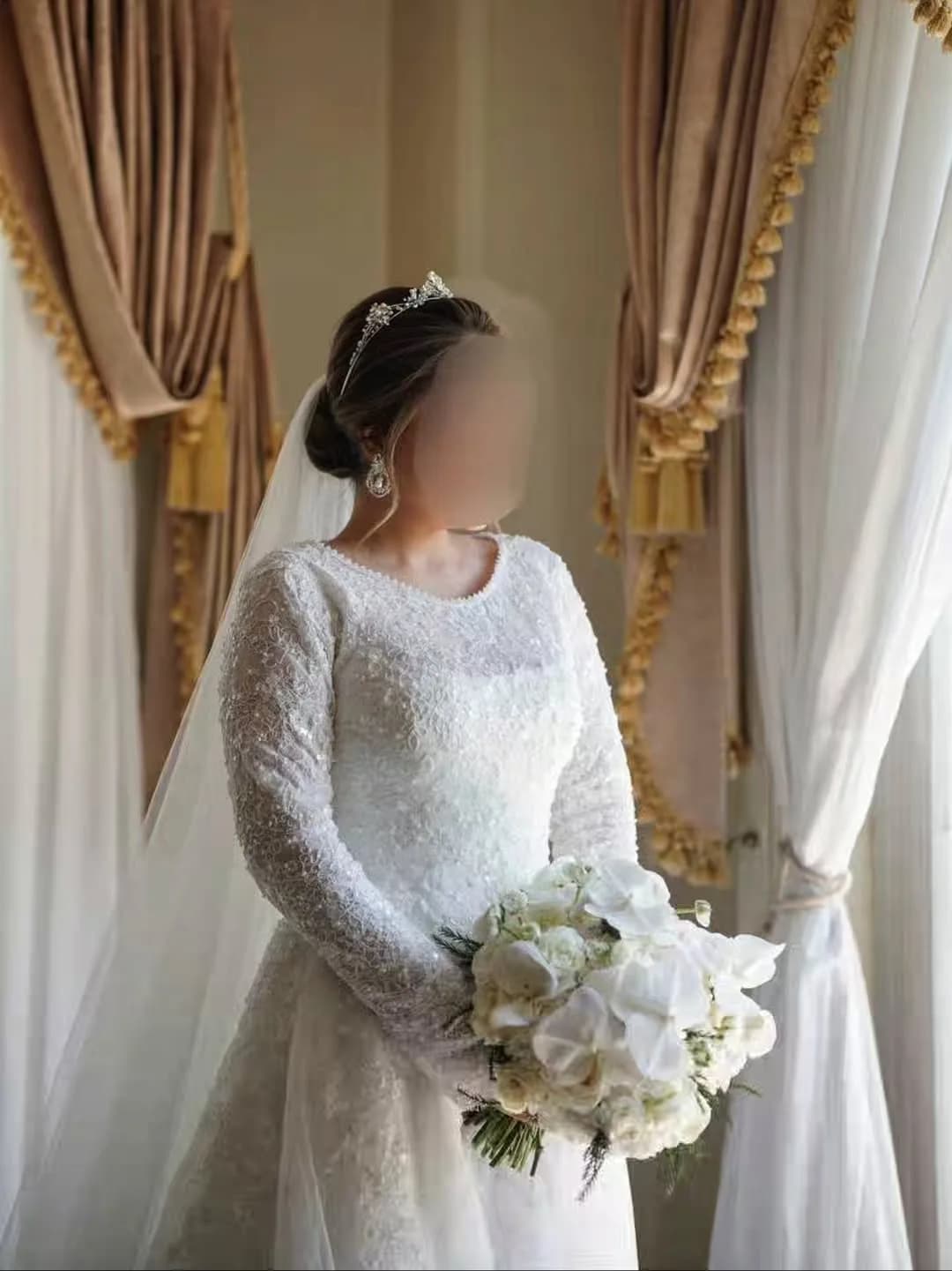 لباس عروس شخصی‌دوز، رنگ سفید، جنس تور و ساتن، بلند، آستین‌بلند، یقه گرد