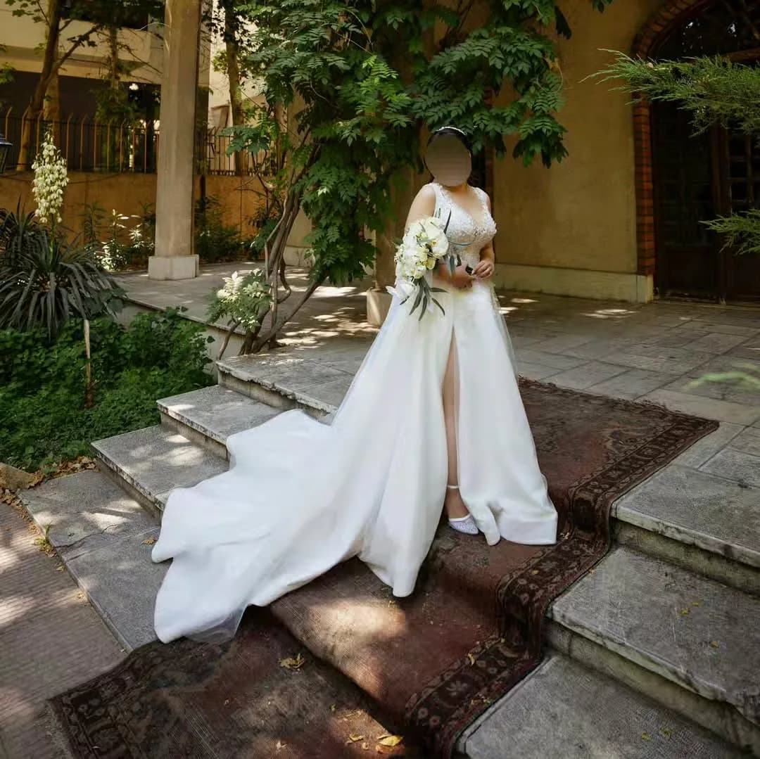 لباس عروس چاکدار، رنگ سفید، طرح گلدوزی، یقه V، بدون آستین، بلند با چاک
