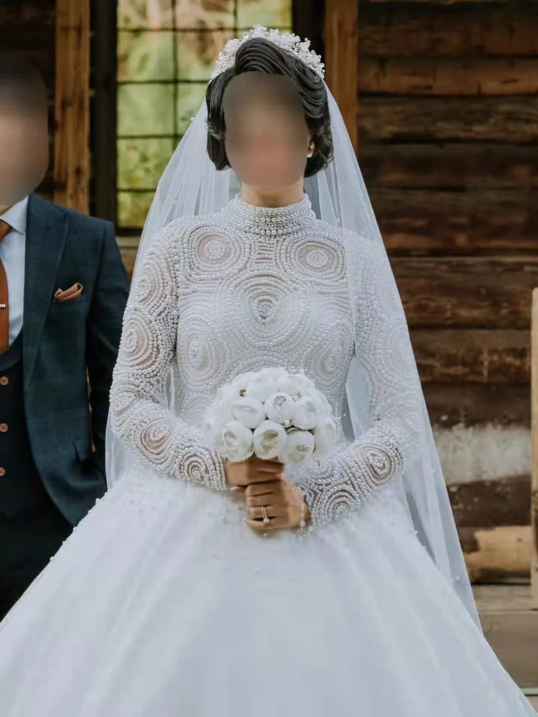 لباس عروس مرواریددوزی دنبالهدار، رنگ سفید، طرح گلدوزی، یقه بالا، آستین بلند، بلند