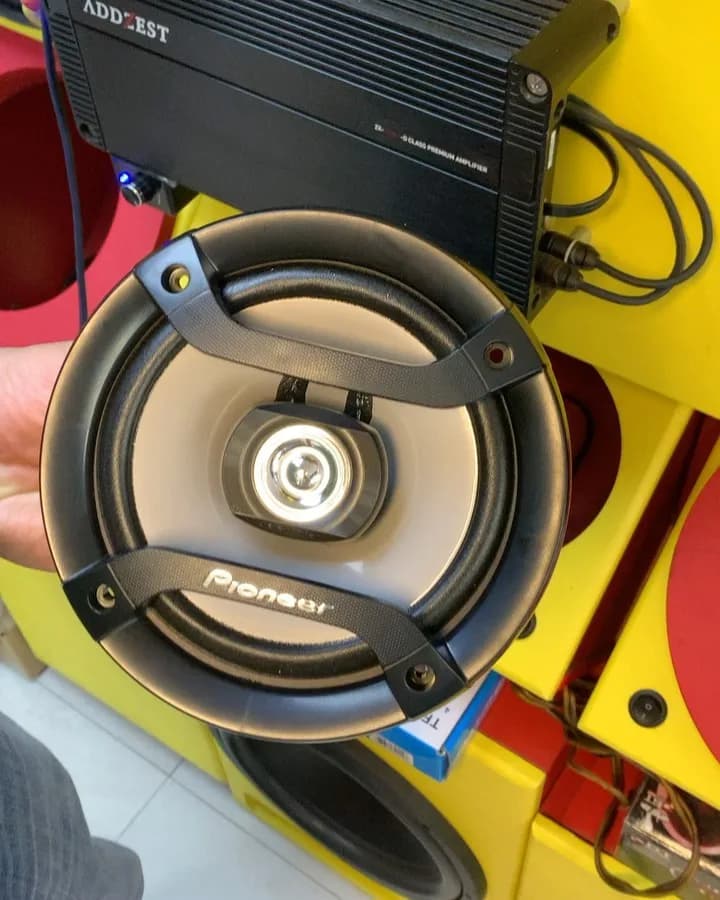 بلندگوی ۶ اینچ پایونیر TS-1634R، رنگ مشکی و نقره‌ای، جنس پلاستیک و فلز، گرد، با توری