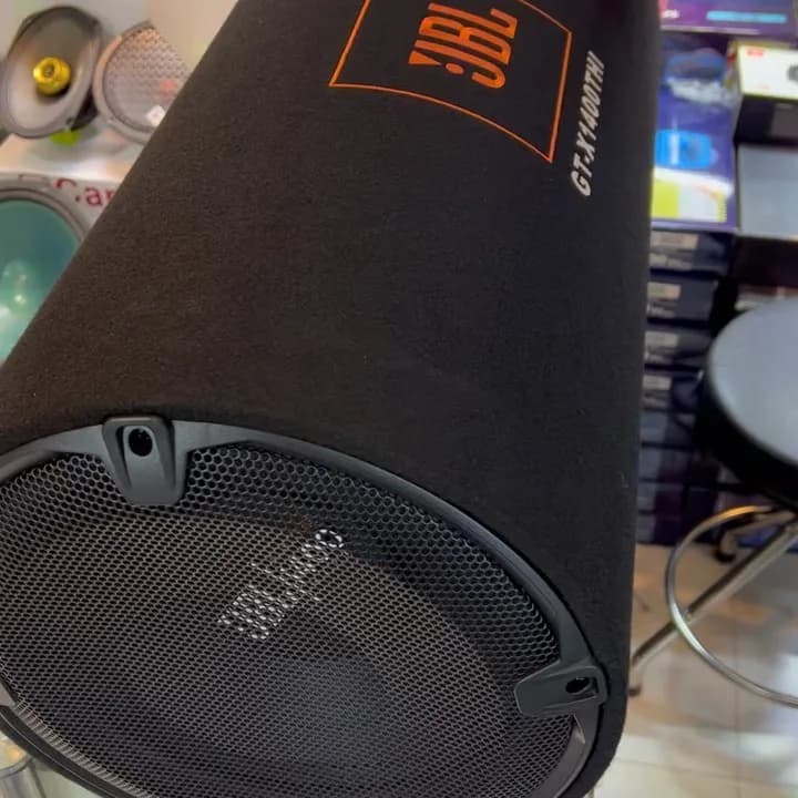 ساب باکس شرکتی GT X 1400 جی بی ال، رنگ مشکی، جنس چوب و پلاستیک، استوانه‌ای