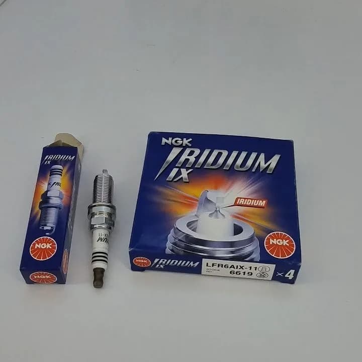 شمع موتور NGK ایریدیوم، رنگ نقره ای و سفید، جنس فلز و سرامیک، استوانهای