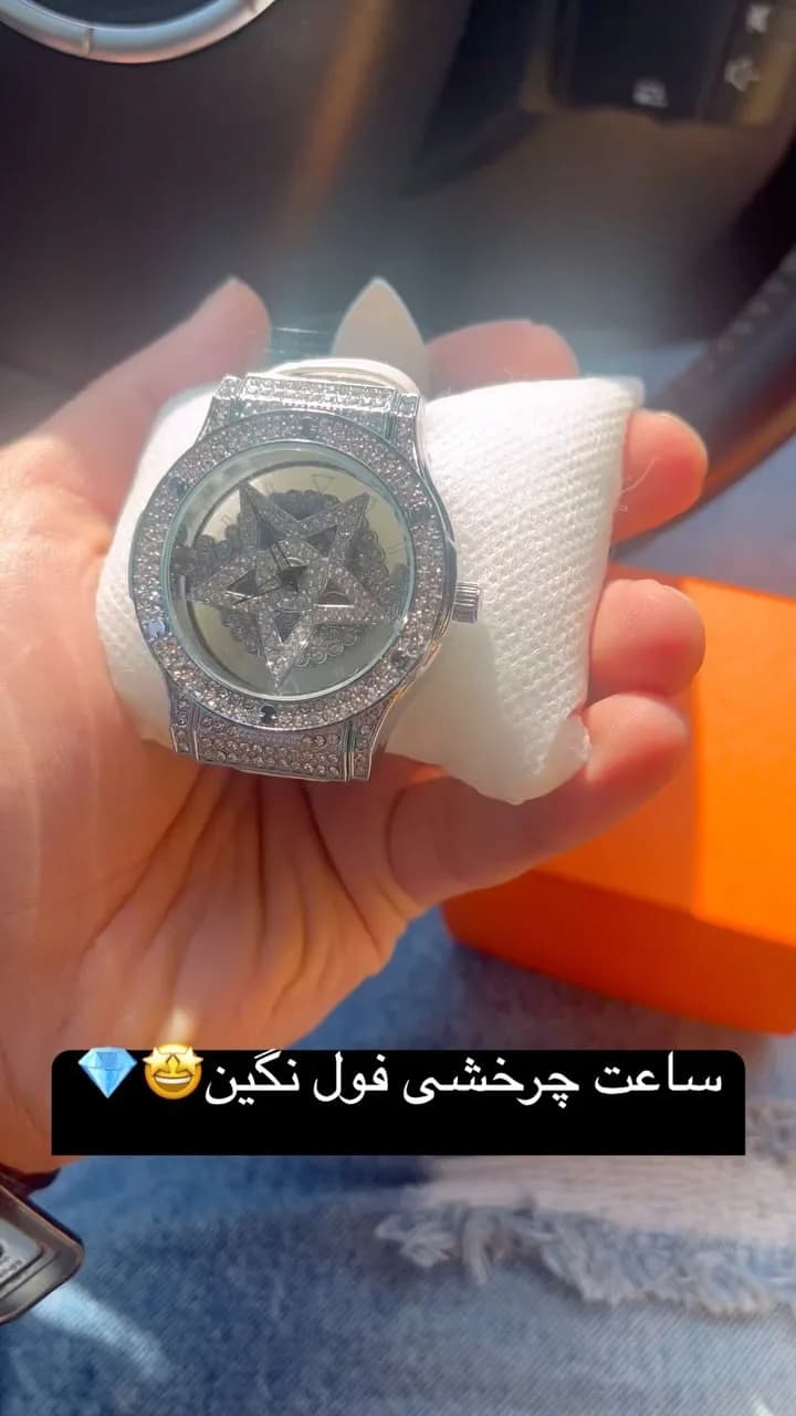 ساعت مچی چرخشی فول نگین، رنگ نقرهای، جنس فلز، گرد، نگینکار