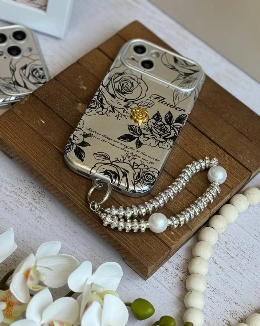 قاب گوشی چرمی گل برجسته با آویز