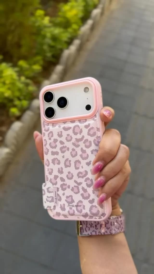 قاب lovely power، رنگ صورتی، جنس سیلیکون، طرح پلنگی، قاب کیفدار