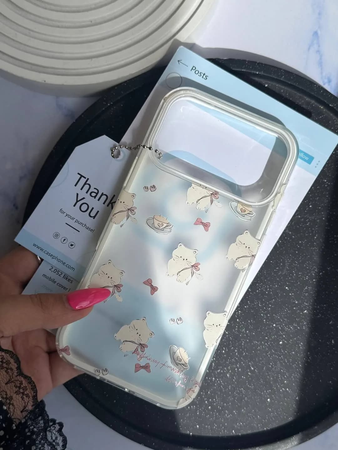 قاب چای و گربه پشت طلق، رنگ شفاف و آبی کمرنگ، جنس پلاستیک، طرح شخصیت کارتونی، قاب شفاف با طرح گربه