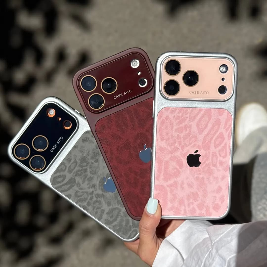 قاب پلنگی لنز سه رنگ، رنگ خاکستری، زرشکی و صورتی، جنس چرم، دارای جای کارت، لبههای فلزی