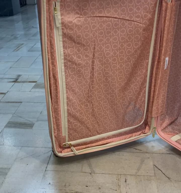 چمدان چهارچرخ دوبل، رنگ صورتی و کرم، جنس پارچه، سخت، دارای زیپ داخلی