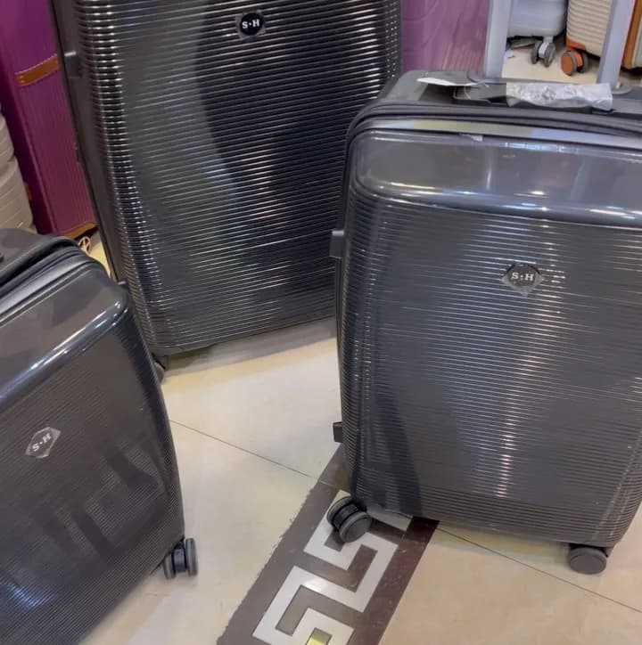 چمدان رنگ سبز صدری