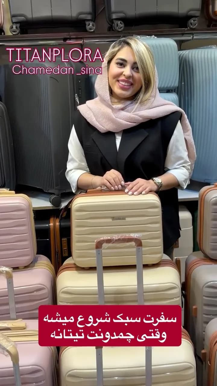 چمدان، رنگ کرم، بنفش و خاکستری، جنس پلاستیک، سخت، چرخ‌دار