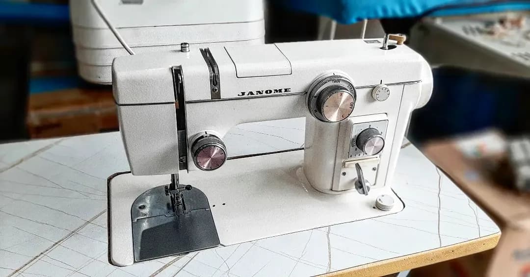 چرخ خیاطی ۸۰۲ استوک Janome، رنگ سفید، جنس فلز و پلاستیک، خانگی