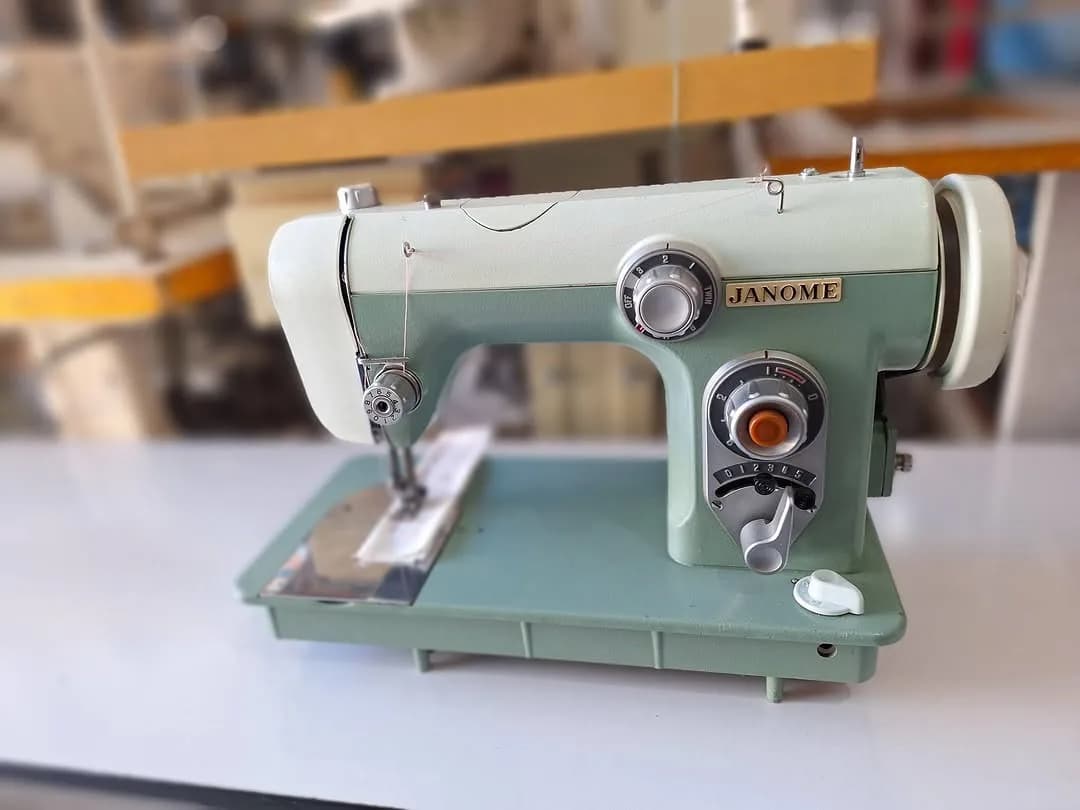 چرخ خیاطی ۶۷۰ تمام‌فلز Janome، رنگ سبز کمرنگ و سفید، خانگی، قدیمی