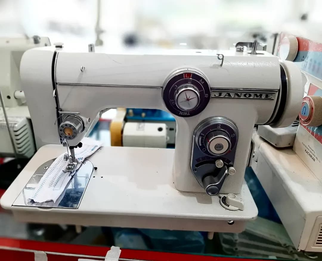 چرخ خیاطی ۶۷۲ Janome، رنگ سفید، جنس فلز، صنعتی، تک سوزن