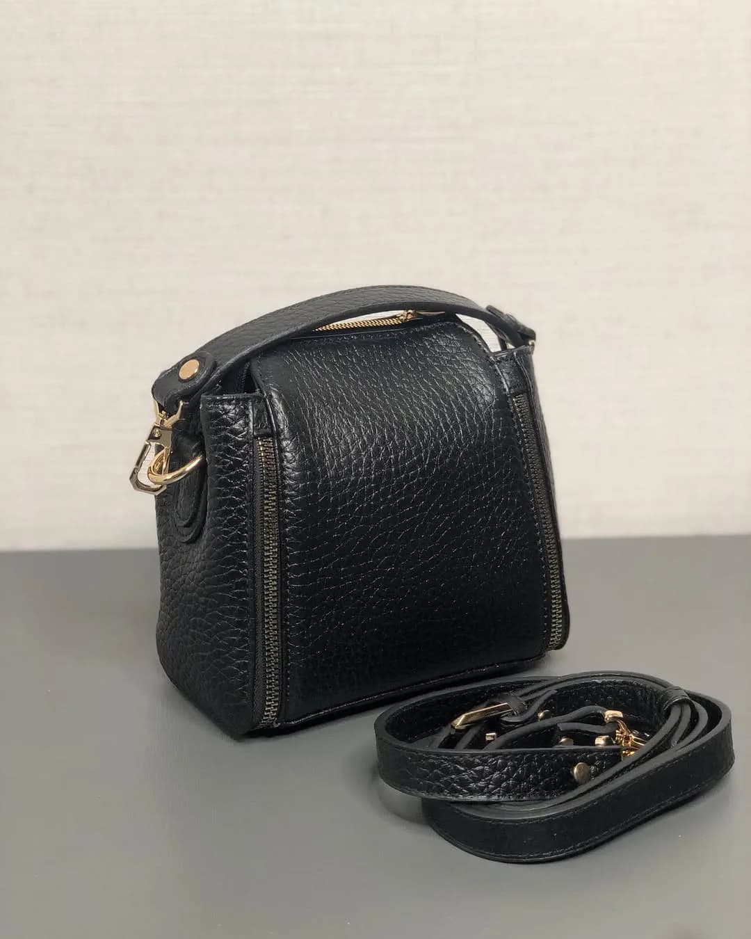 کیف دوشی چرم زنانه چرمانی، رنگ مشکی، کوچک، مربعی