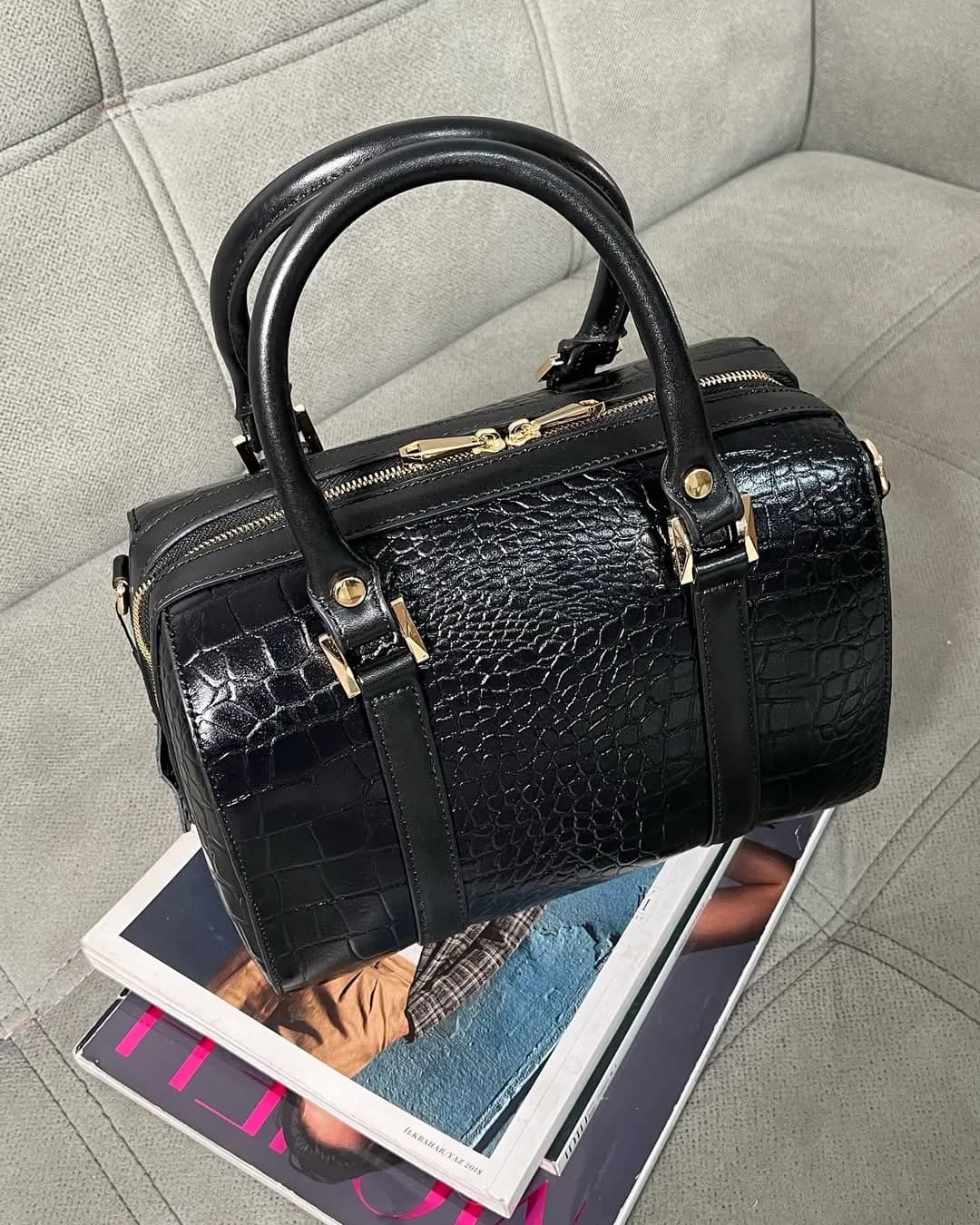 کیف دستی چرم طبیعی چرمانی، رنگ مشکی، طرح پلنگی، استوانهای