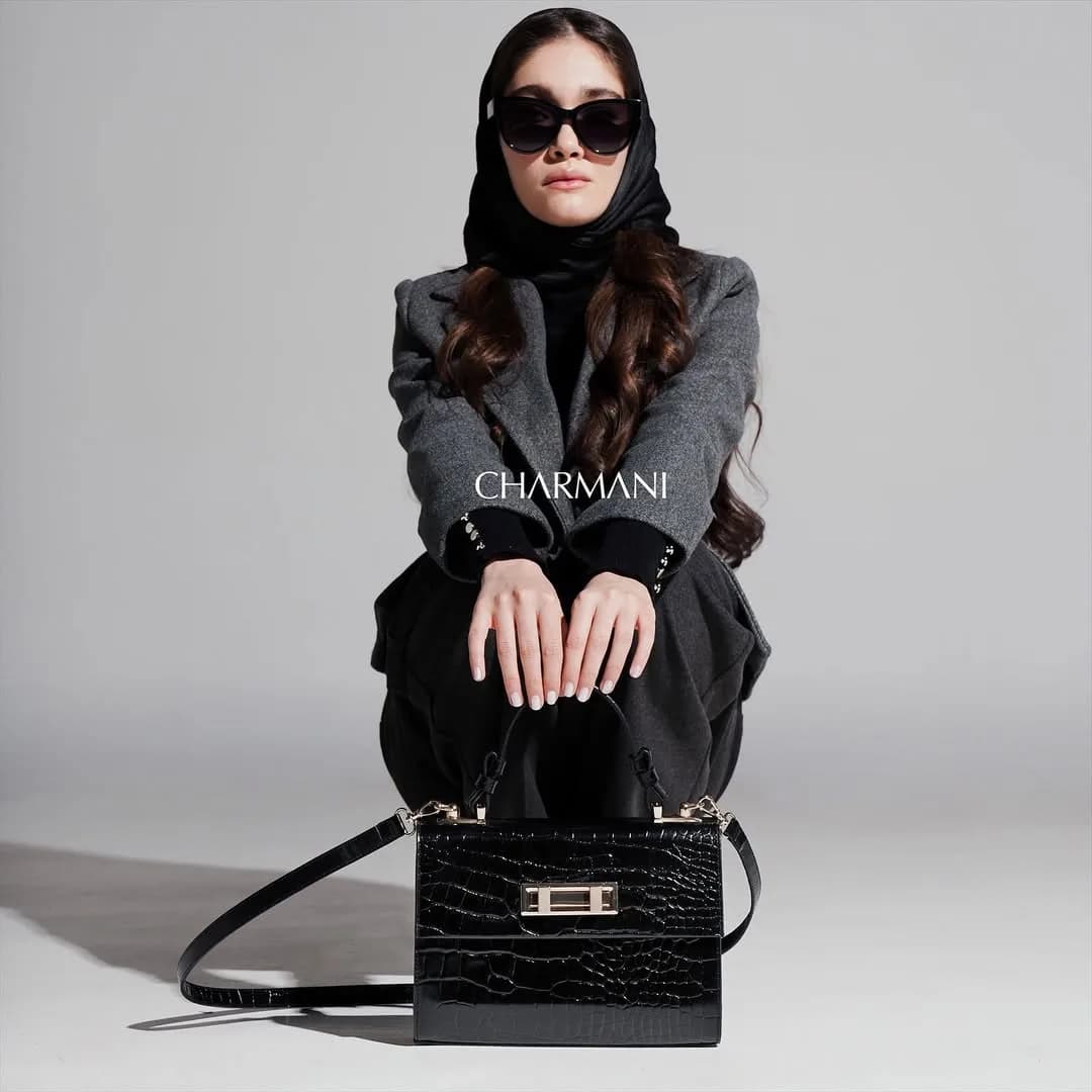 کیف چرم طبیعی مدل BELLO، رنگ مشکی و خاکستری، طرح طرح کروکودیلی، دستی و دوشی، مستطیلی