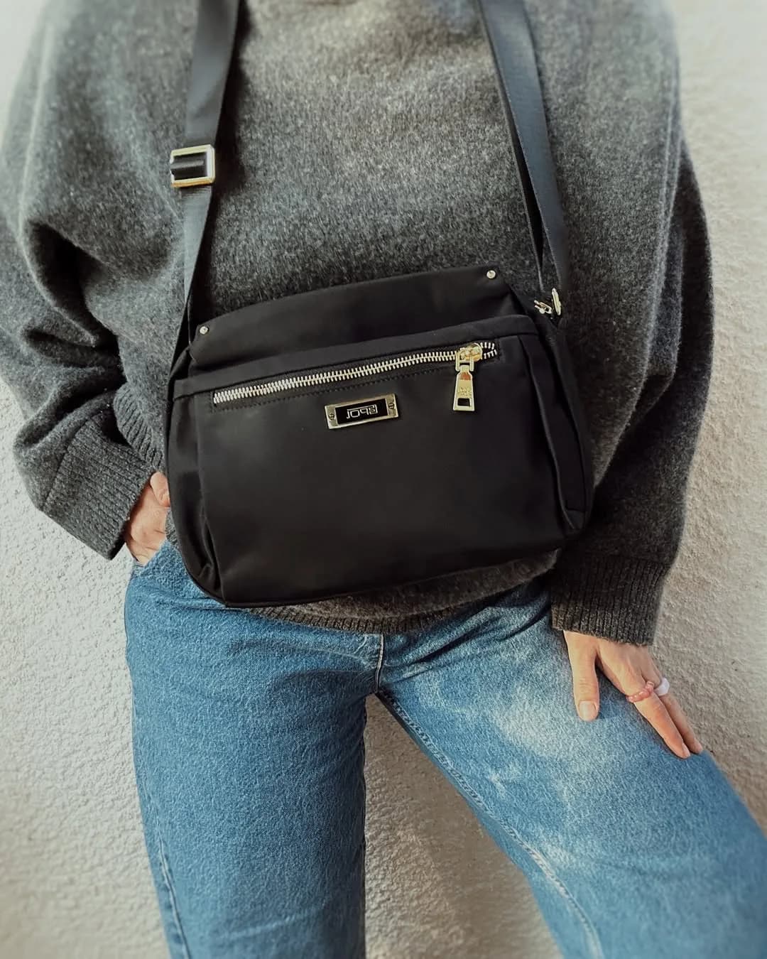 کیف دوشی چرم زنانه چرمانی، رنگ مشکی، جنس پارچهای، مستطیلی زیپدار