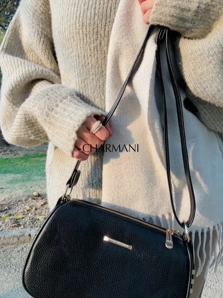 کیف زنانه چرم چرمانی، رنگ مشکی و طلایی، دوشی