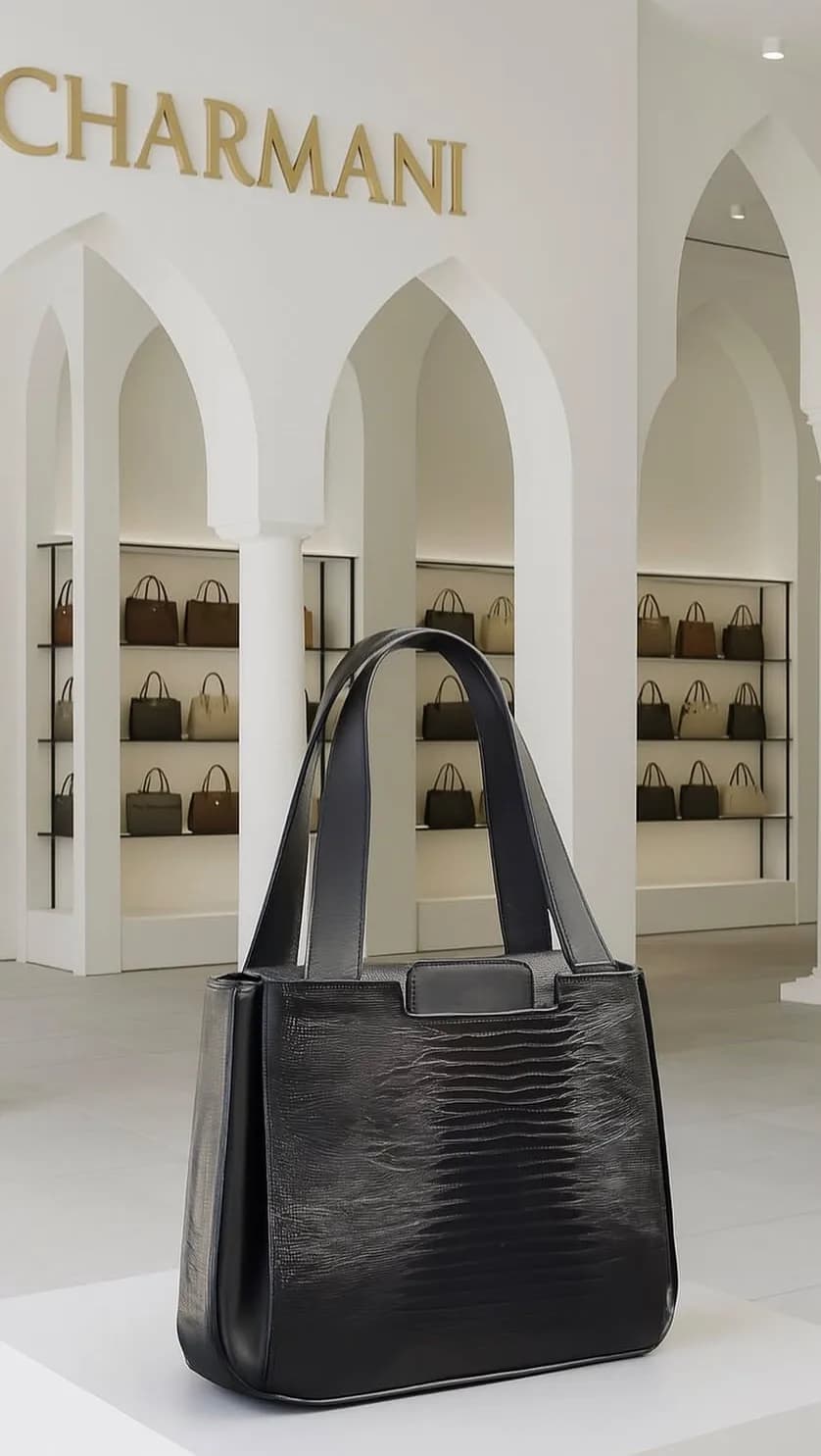 کیف دستی چرم زنانه چرمانی، رنگ مشکی، طرح طرح حیوانی، ذوزنقهای دستهدار