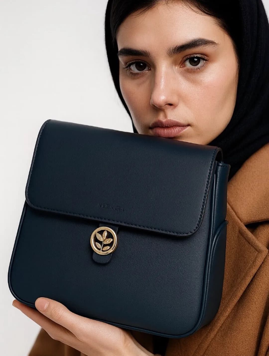 کیف دوشی، رنگ سرمهای، جنس چرم، مستطیلی