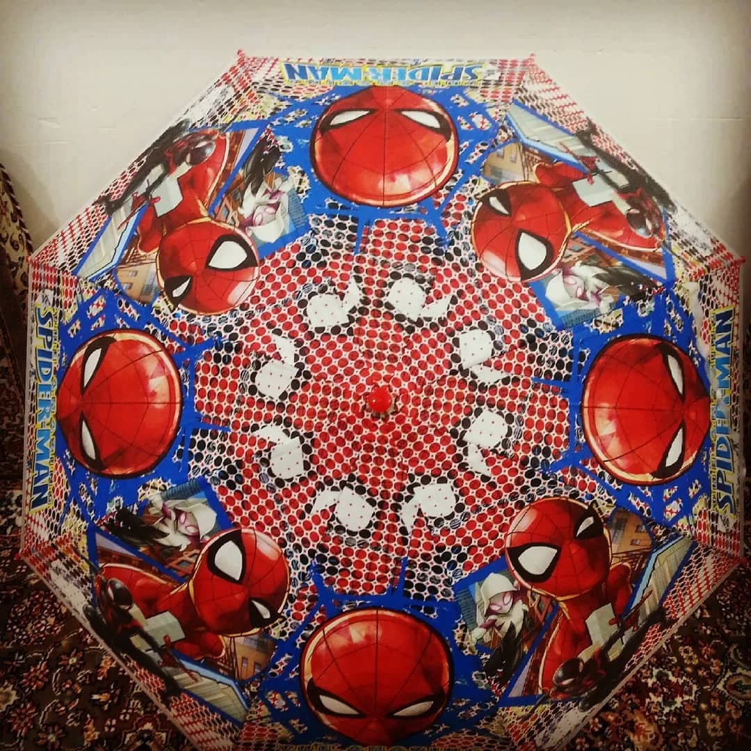 چتر بچگانه، رنگ قرمز و آبی، جنس پارچه، طرح شخصیت کارتونی، دستهدار چوبی