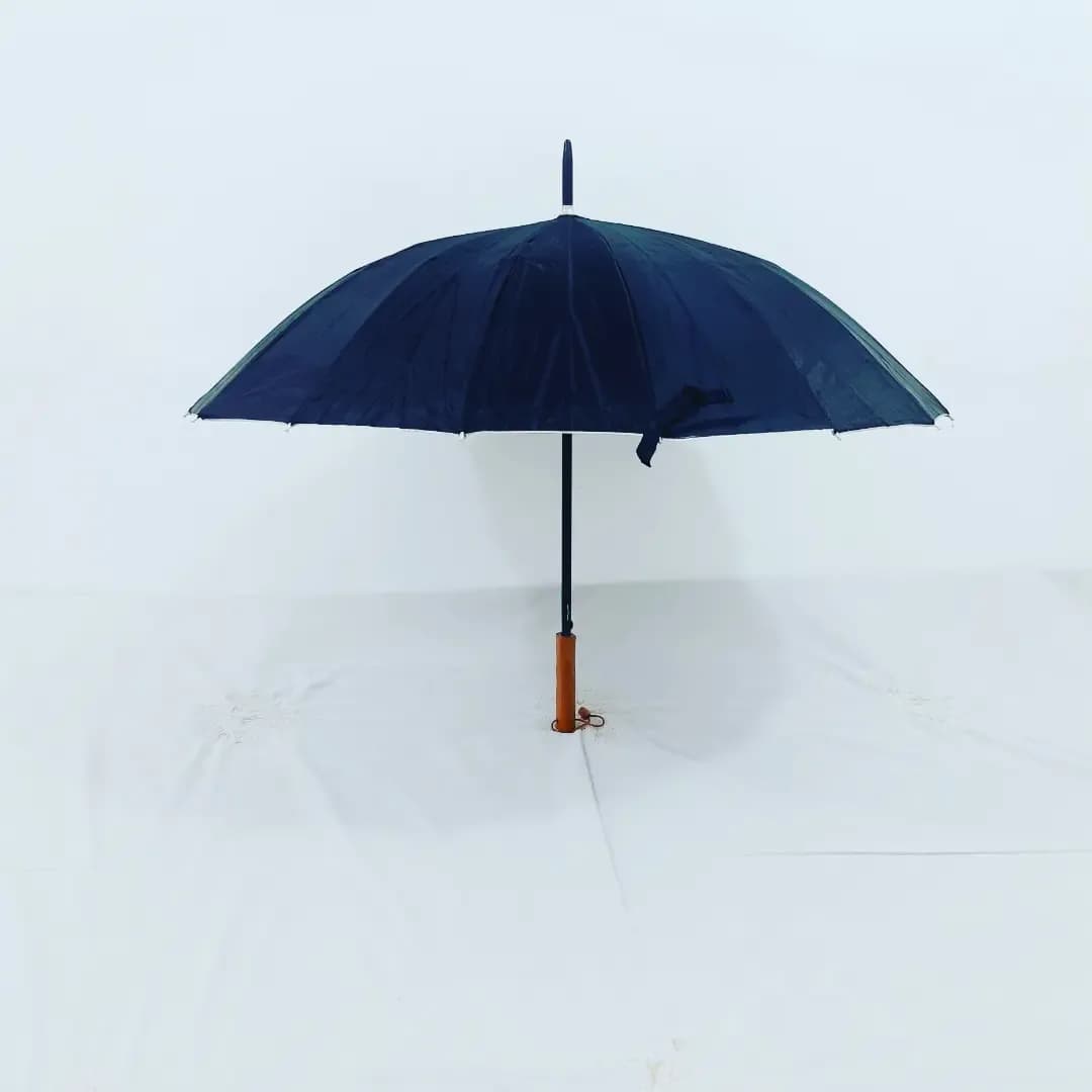 چتر ۱۶ فنر دو آستر تانک، رنگ مشکی و قهوه‌ای، جنس پلاستیک و چوب، چتر دستی با دسته خمیده