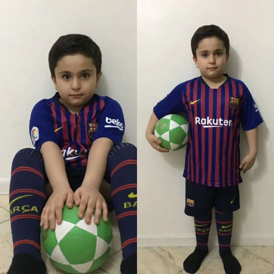 ست لباس فوتبال بارسلونا ۲۰۱۸، رنگ سرمهای و قرمز، آستین کوتاه، یقه گرد، شلوارک