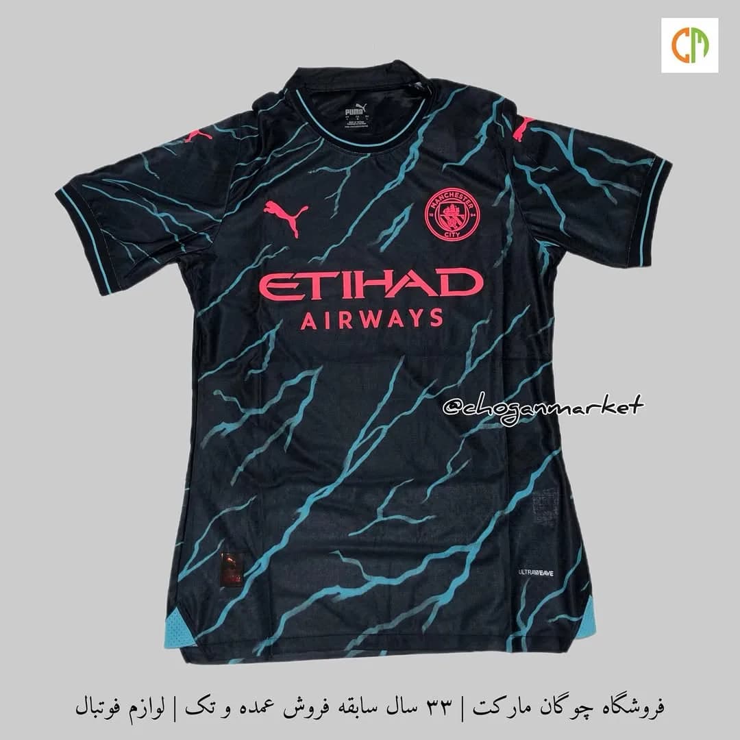 تیشرت پلیری سوم منچسترسیتی ۲۰۲۳/۲۴، رنگ مشکی، آبی روشن و صورتی، آستین کوتاه، یقه گرد