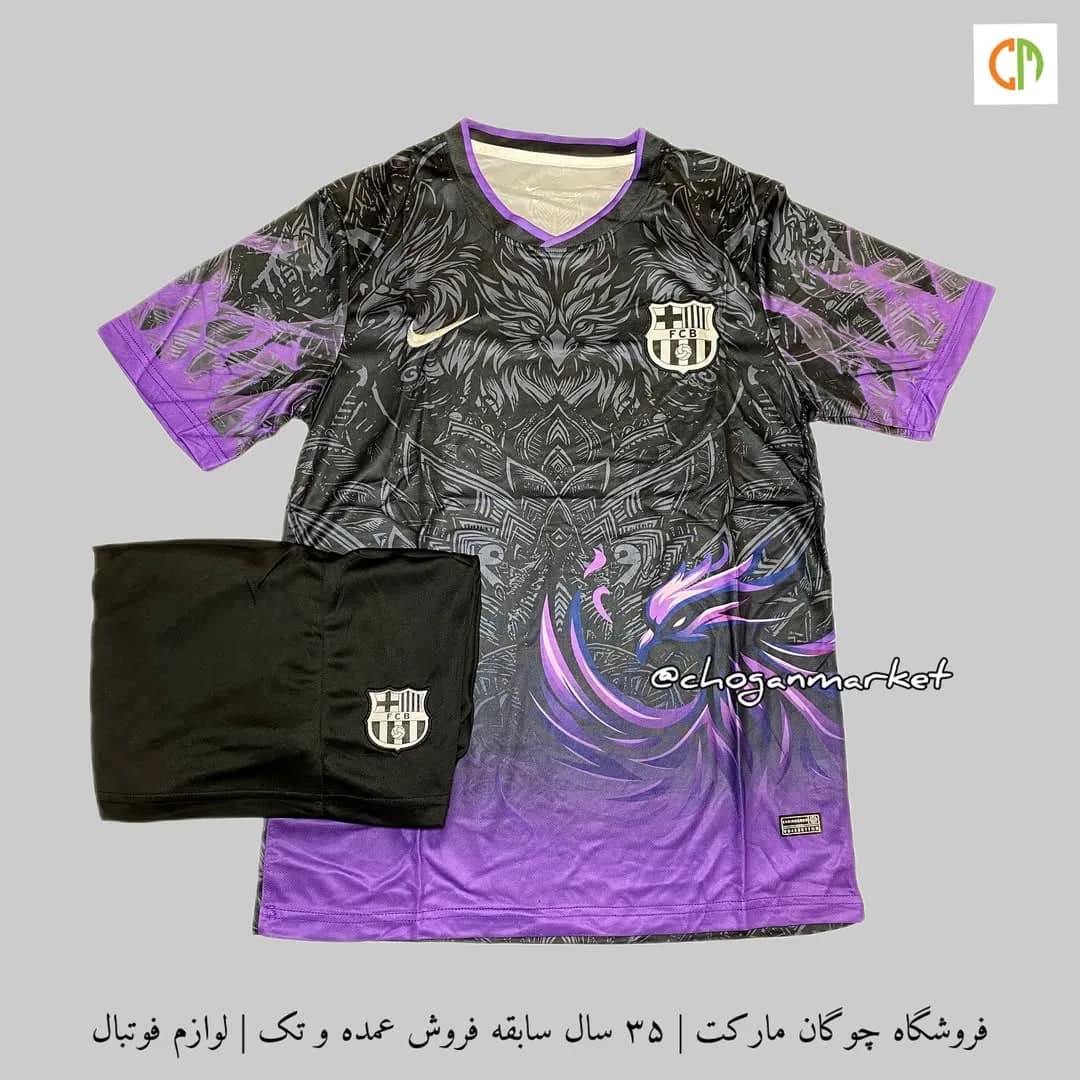 کیت کانسپت بارسلونا طرح ققنوس ۲۰۲۵، رنگ مشکی، بنفش و سفید، جنس پلی‌استر، طرح طرح حیوانی، کوتاه، یقه هفت، آستین کوتاه