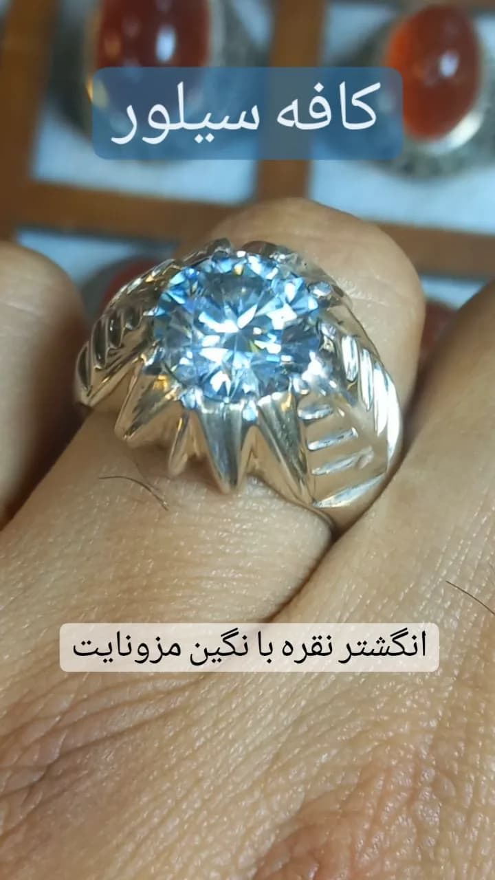 انگشتر نقره با نگین مزونایت، رنگ نقرهای و آبی، جنس فلز و سنگ، رکاب پهن نگیندار