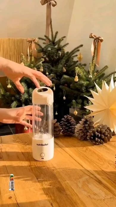 مخلوطکن شارژی، رنگ کرم و سفید، جنس پلاستیک و شیشه، استوانهای دستی