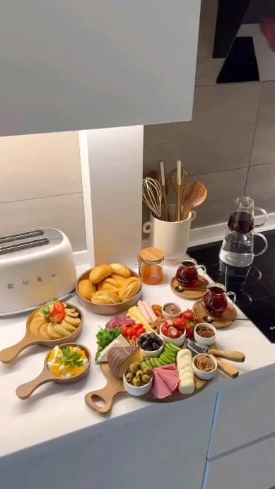 سینی مزه و تخته سرو، رنگ چوبی و رنگی، جنس چوب و سرامیک، تخته سرو و ظروف پذیرایی