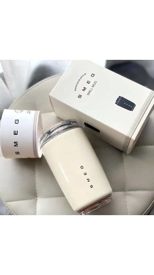 ماگ مسافرتی اسمگ SMEG، رنگ بژ و سفید، جنس استیل و پلاستیک، استوانه‌ای، دردار