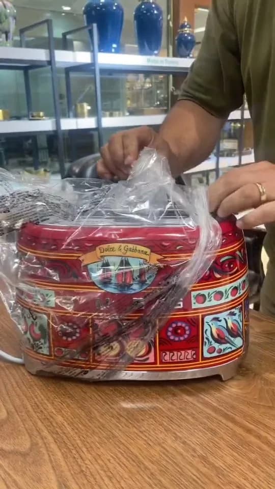 توستر دولچه گابانا، رنگ قرمز و رنگارنگ، جنس فلز و پلاستیک، توستر دوصندلی طرحدار