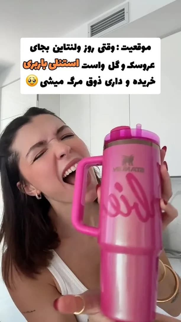 ماگ استنلی باربی، رنگ صورتی، جنس استیل، استوانهای دستهدار