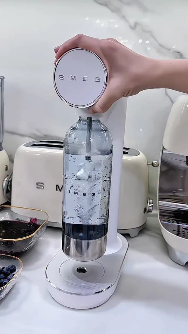 سوداساز Smeg، رنگ سفید و شفاف، جنس پلاستیک و شیشه، رومیزی مخزندار