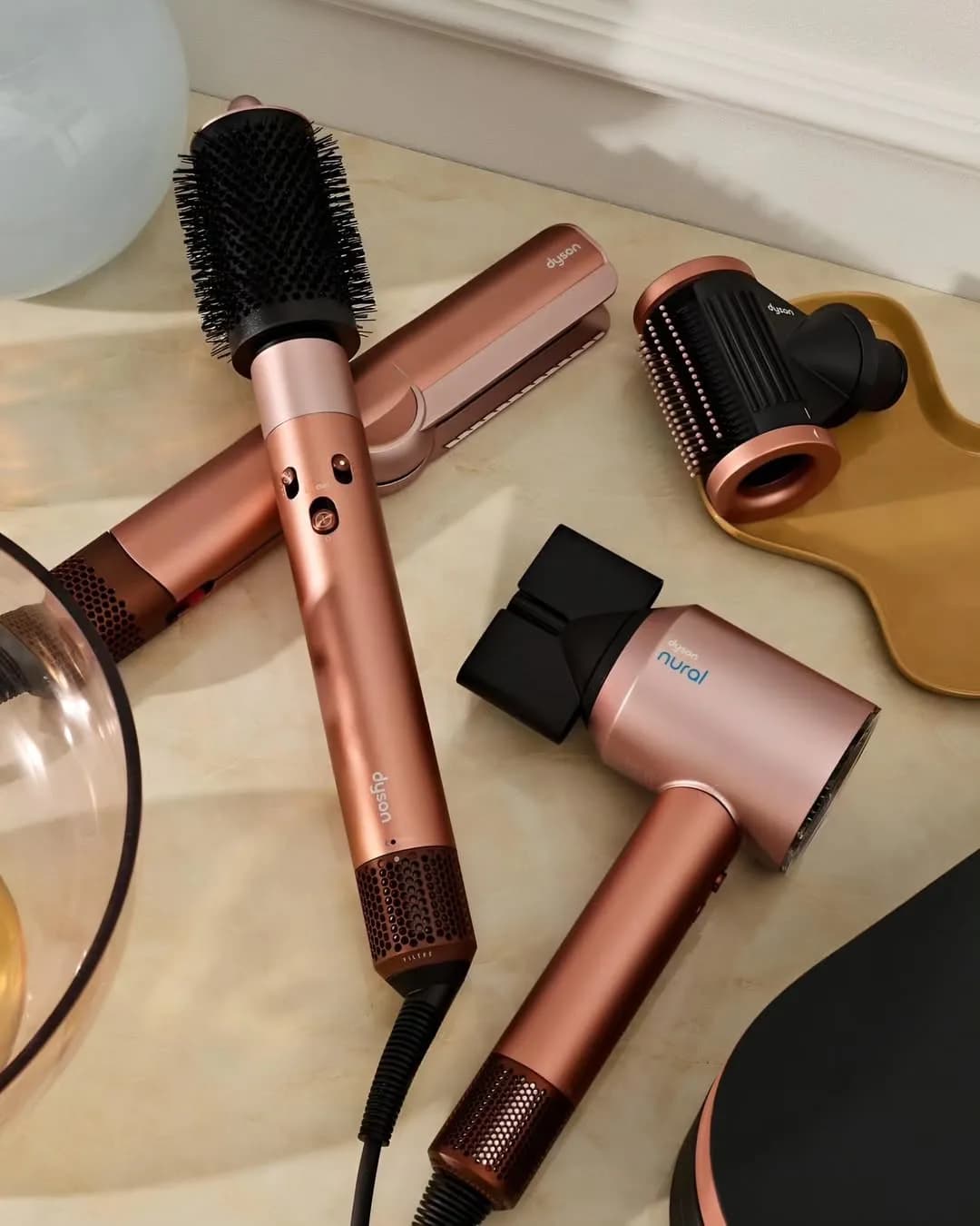حالت‌دهنده مو ایررپ Dyson، رنگ رزگلد و مشکی، جنس پلاستیک و فلز، برقی چندکاره