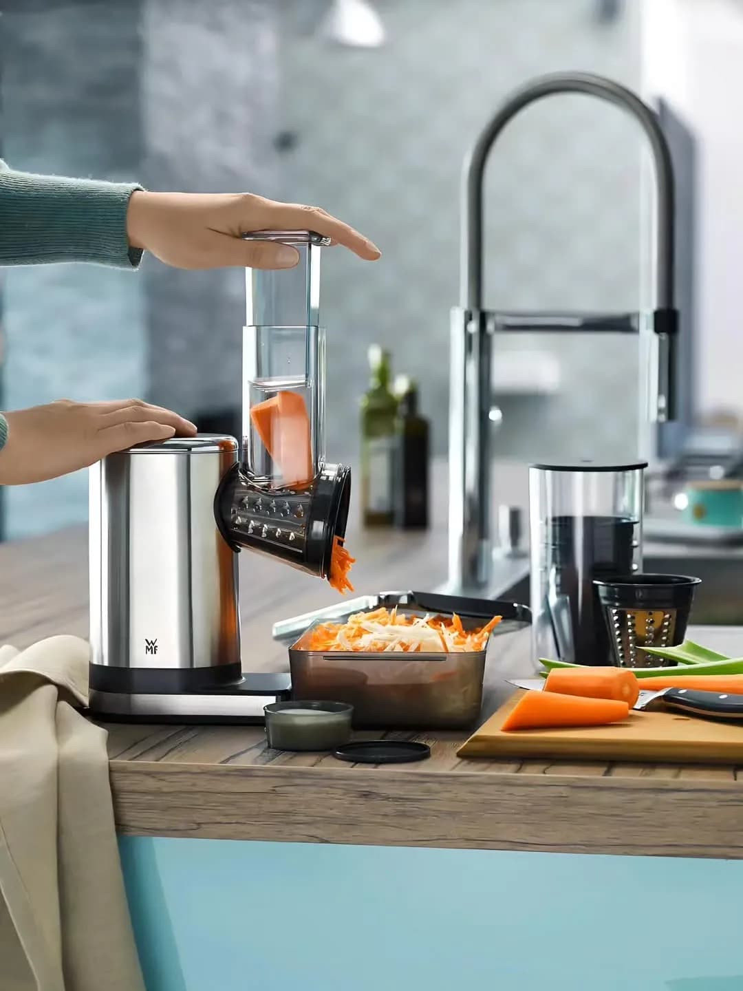سالادساز و رنده برقی KITCHENminis WMF، رنگ نقره‌ای و مشکی، جنس استیل و پلاستیک، ایستاده