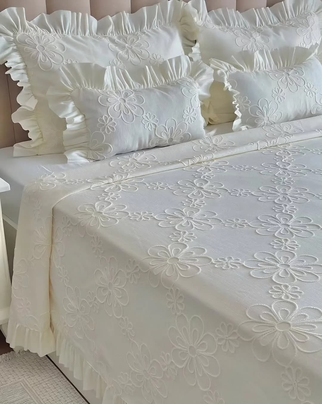 روتختی دونفره شنیل «باغ عشق» Jolie Maison، رنگ سفید، طرح گلدار، لبه‌های چین‌دار، گلدوزی