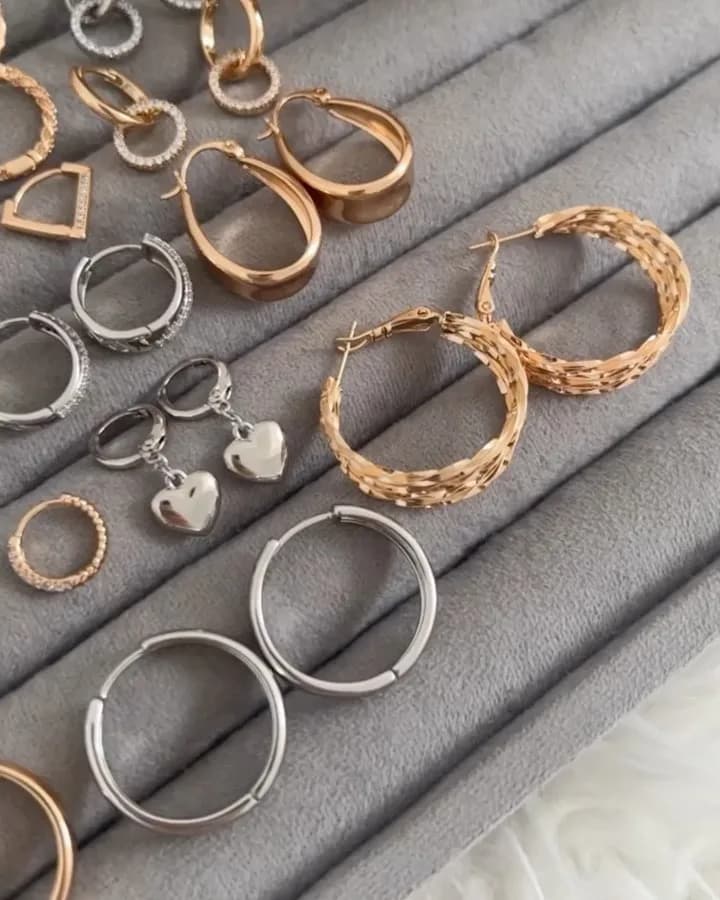 گوشواره حلقه‌ای ژوپینگ، رنگ نقره‌ای و طلایی، جنس فلز و نگین، طرح قلب، حلقه‌ای کوچک و میخی