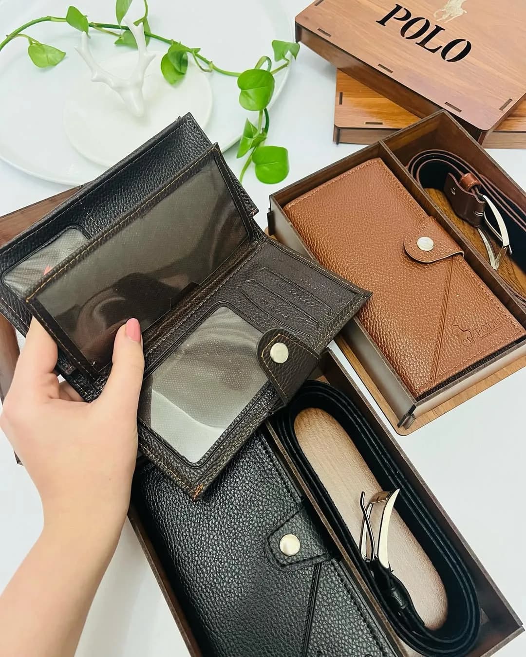ست کیف پول و کمربند چرم — رنگ مشکی — نمای جزئیات — باکس چوبی