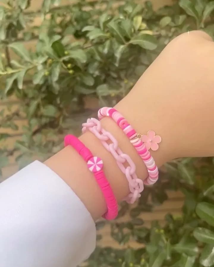 ست دستبند سه تایی رنگی، رنگ صورتی و صورتی تیره، جنس پلاستیک، زنجیری و مهرهای