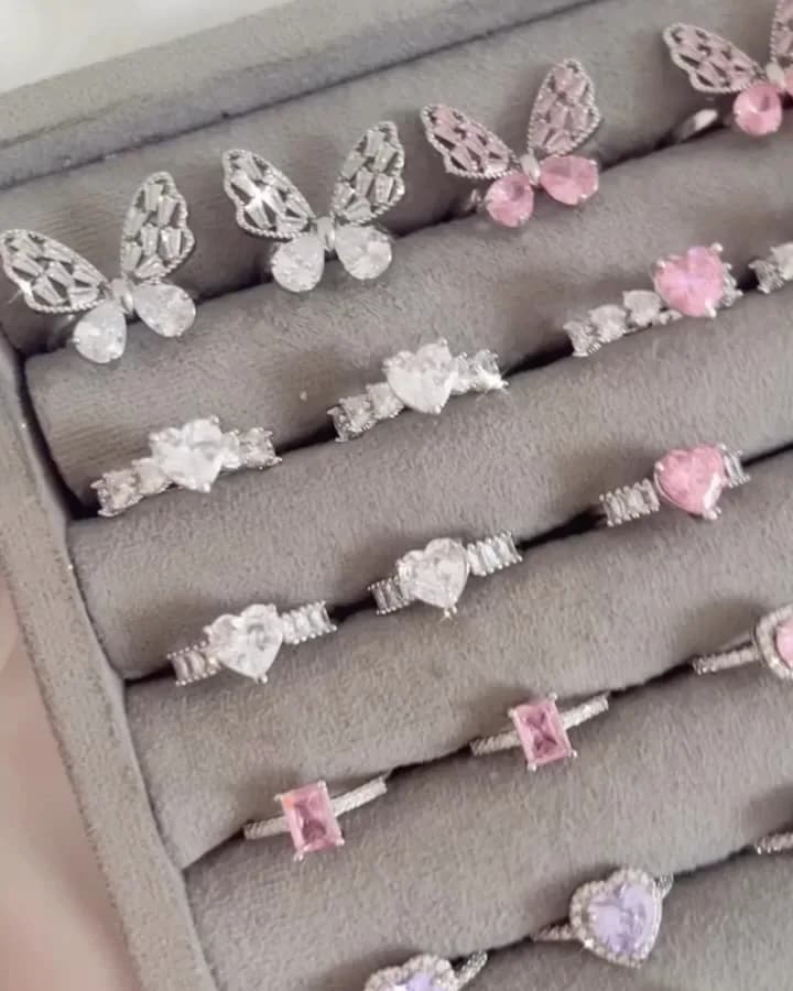 انگشتر جواهری فری‌سایز، رنگ نقره‌ای و صورتی، جنس نقره و نگین، طرح گلدار، نگین‌دار و طرح قلب