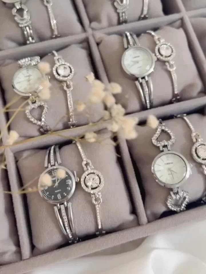 ست ساعت و دستبند، رنگ نقره‌ای و مشکی، جنس فلز و نگین، عقربه‌ای با دستبند