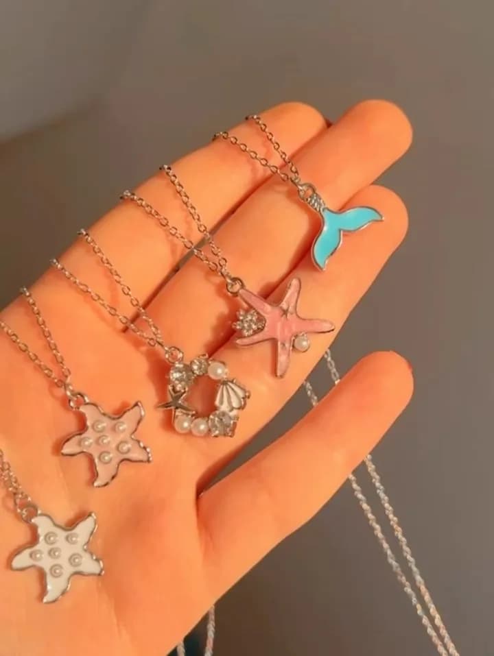 گردنبند استیل پینترستی، رنگ نقره‌ای، قرمز و آبی، جنس فلز و میناکاری، پلاک طرح‌دار فانتزی