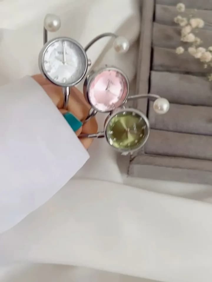 ساعت بنگلی فری‌سایز، رنگ نقره‌ای، طلایی و مشکی، جنس فلز، بند النگویی قاب گرد