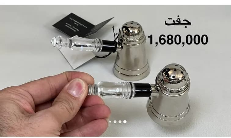 نمکپاش دکوراتیو جفت، رنگ نقرهای و شفاف، جنس فلز و شیشه، دستهدار رومیزی