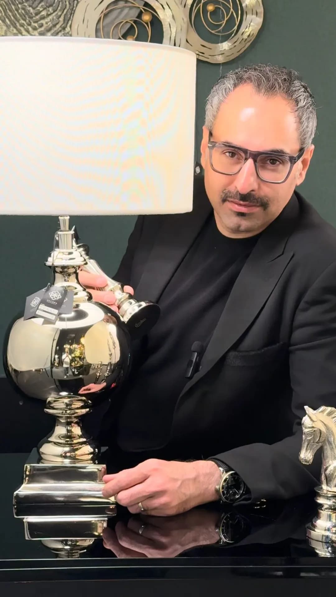 آباژور رومیزی آلومینیومی وارداتی، رنگ نقرهای و سفید، جنس فلز و پارچه، رومیزی با پایه گویشکل